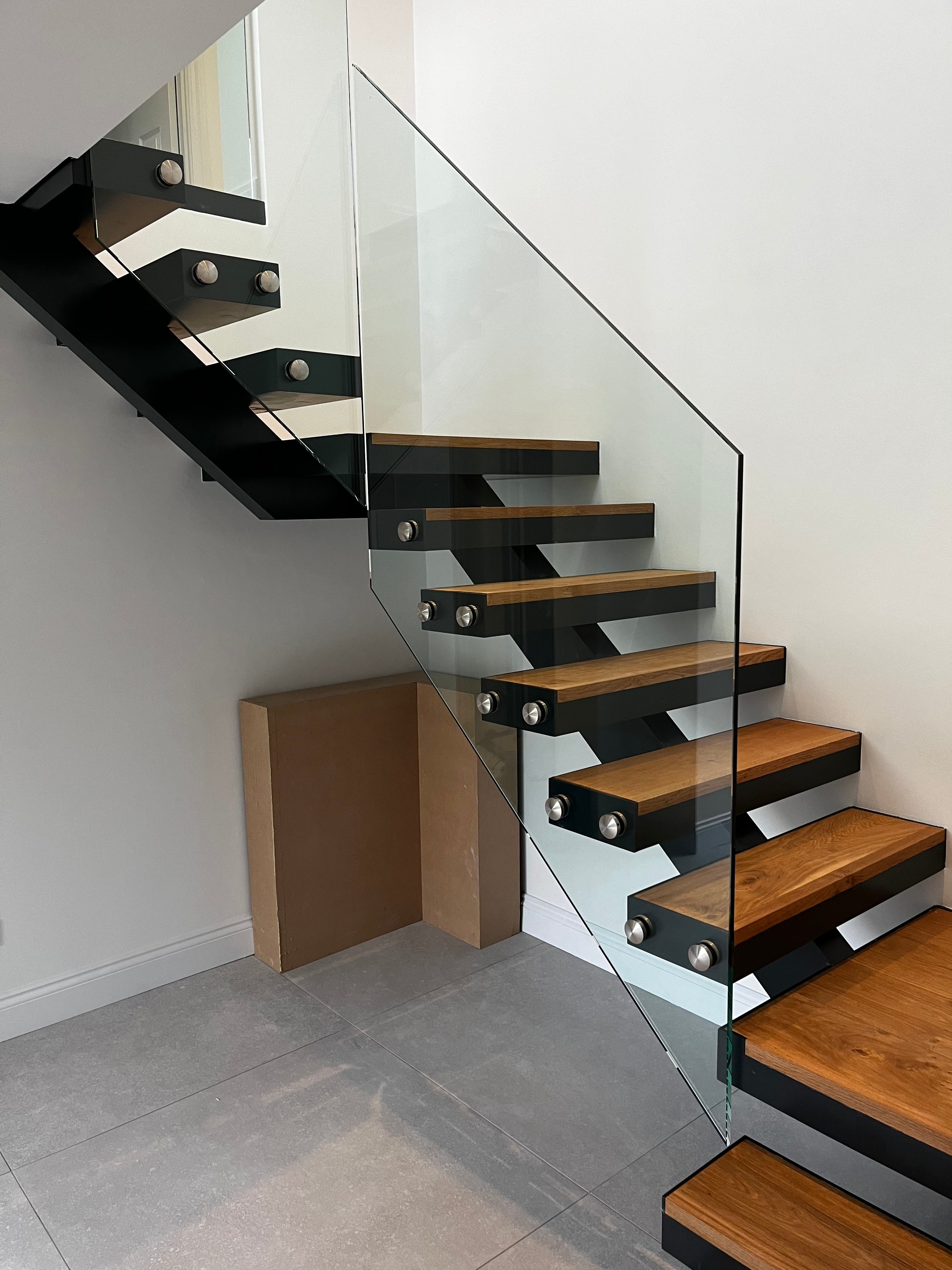 Fully fabricated central spine staircase, with custom-made pan design treads and engineered European Oak tread finishes. Design also includes 15mm structural glass as a frameless balustrade, secured with stainless steel fixings.
Project Location: Staircase replacement in West Bergholt, Essex