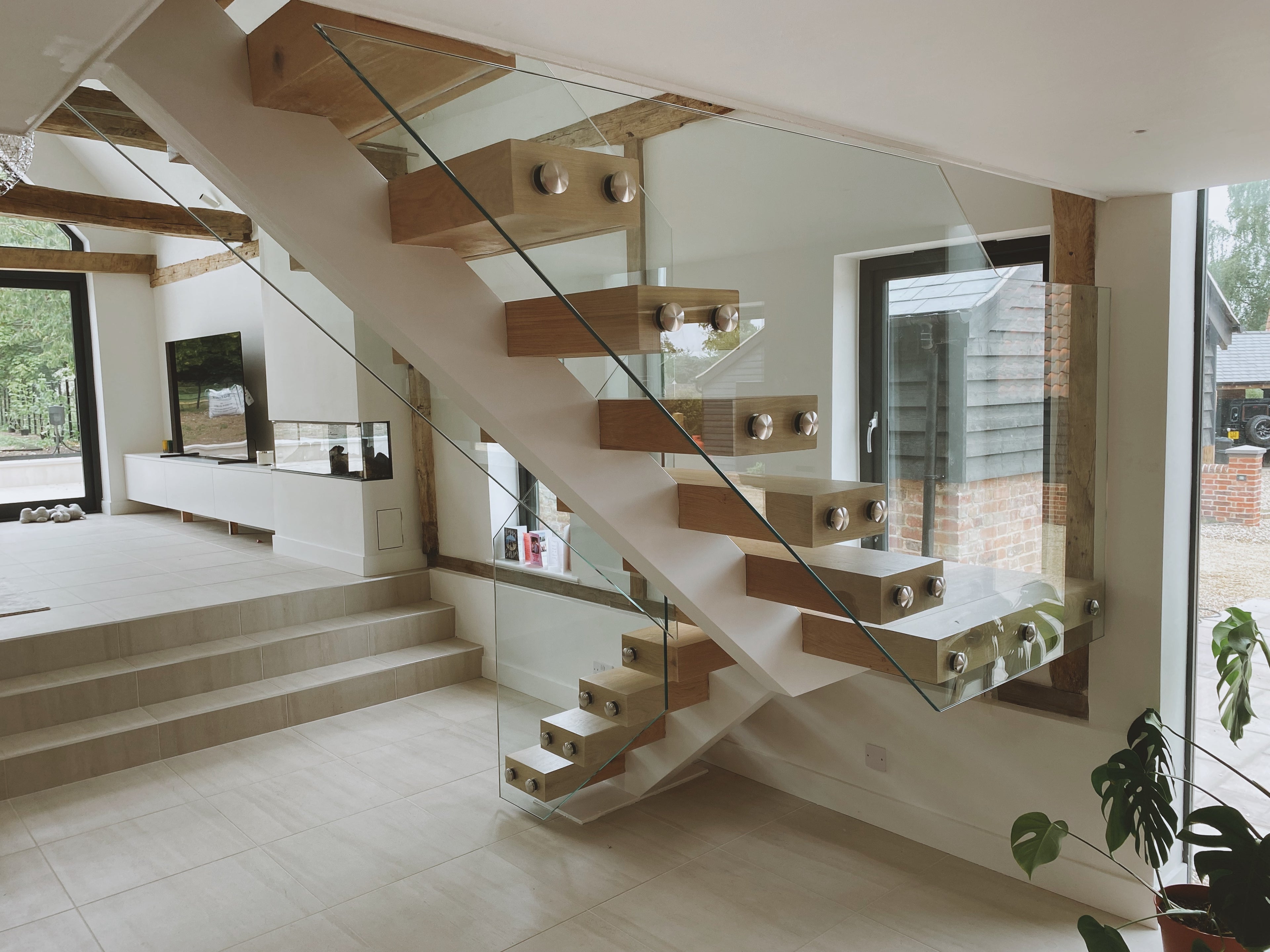 Fully fabricated central spine staircase, with custom made wraparound oak treads, concealing all the structural connections. Design also includes 15mm structural glass as a frameless balustrade, secured with stainless steel fixings.
Project Location: Barn conversion in Saffron Walden, Essex